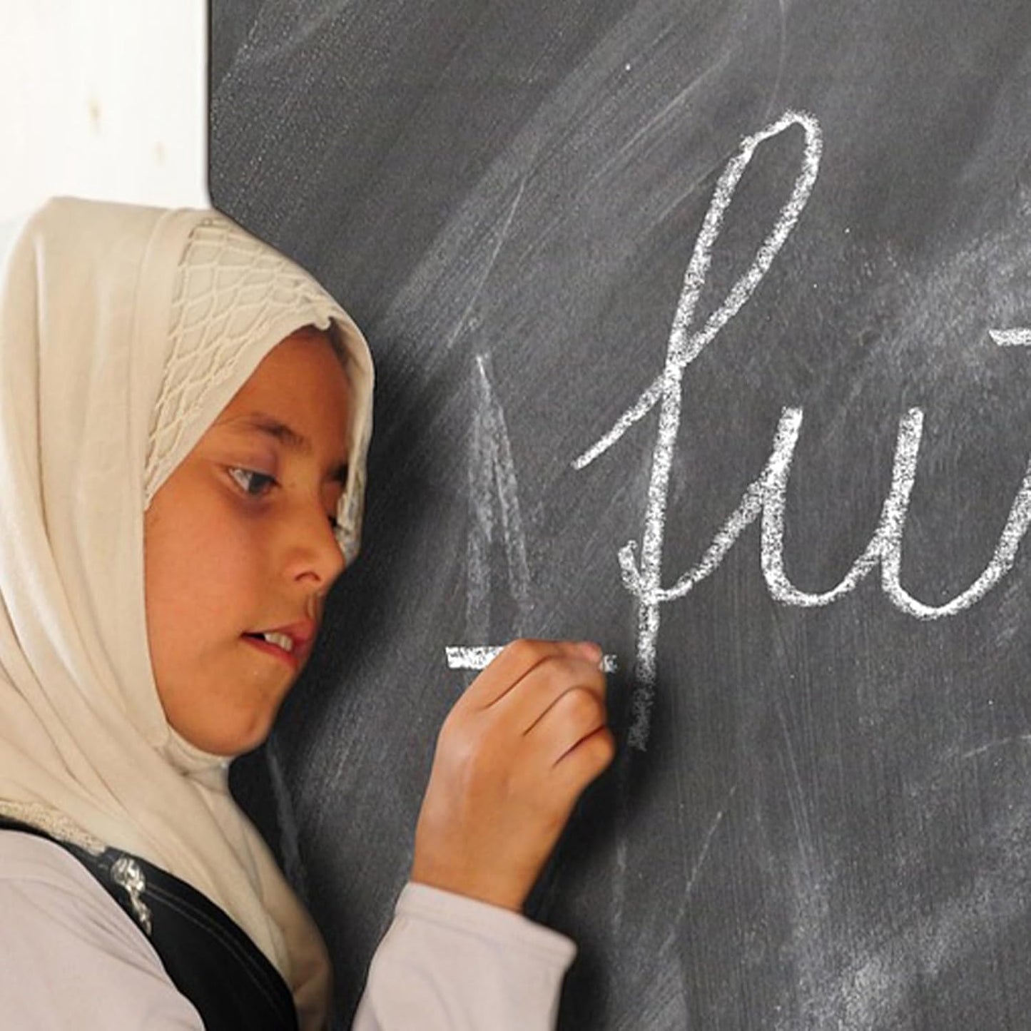 White Chalk with Magnetic Eraser, 80PCS Low Dust Chalks Stick Bulk for School Classroom Chalkboard Blackboard Non-Toxic